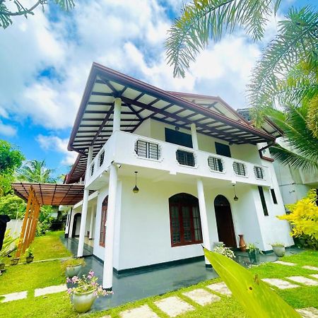White Horse Hotell Hikkaduwa Eksteriør bilde