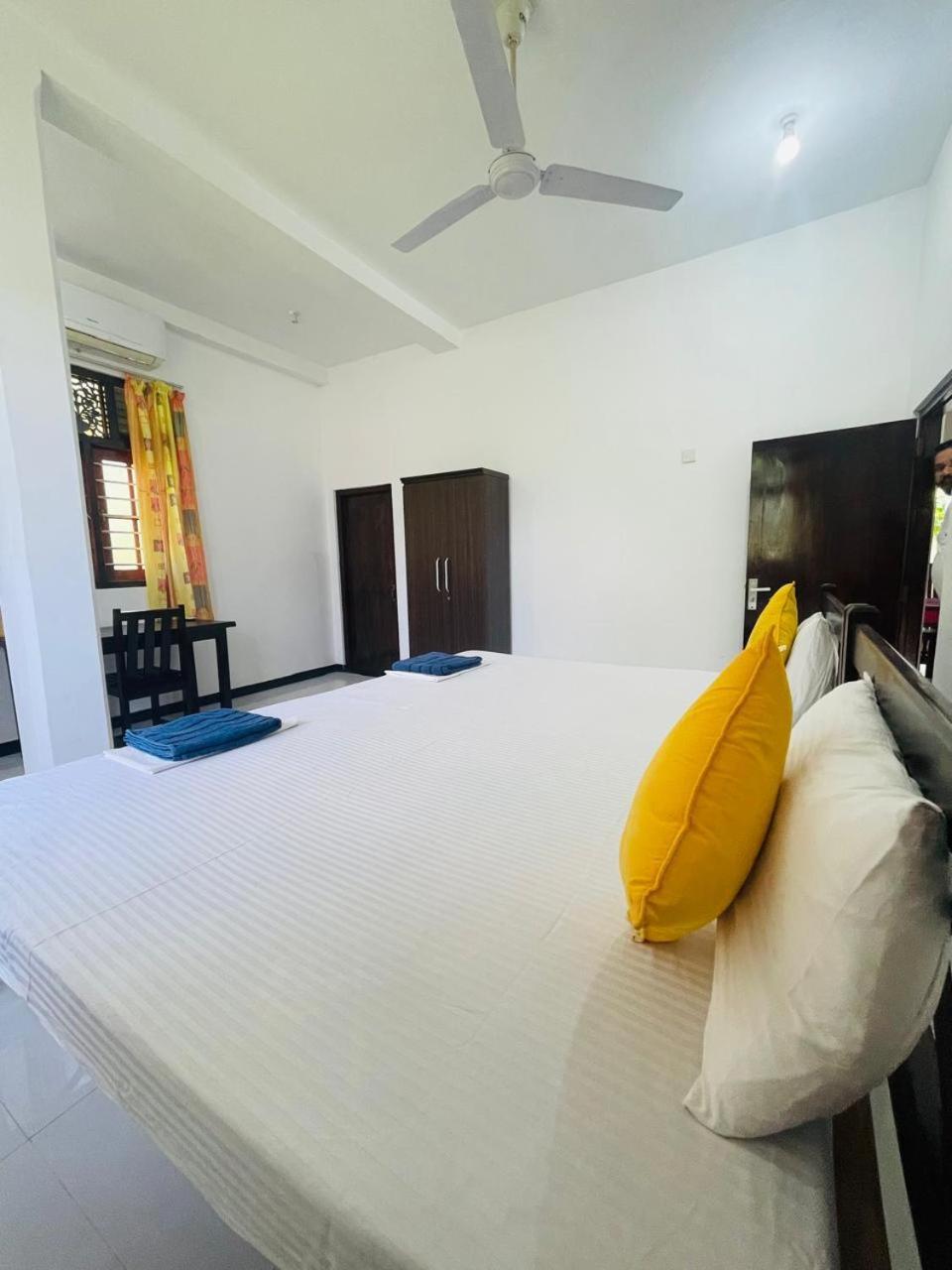 White Horse Hotell Hikkaduwa Eksteriør bilde