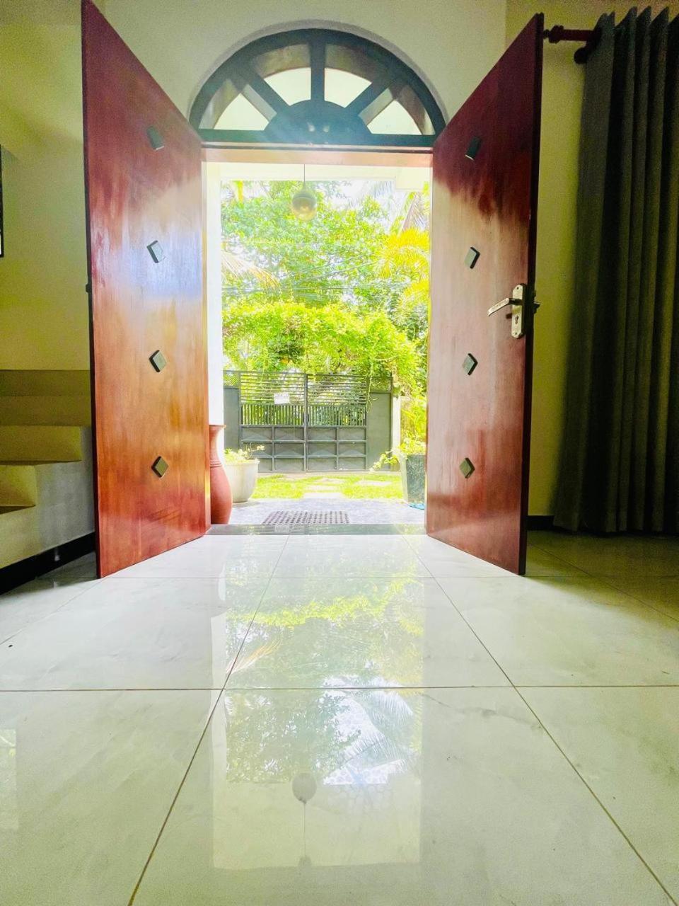 White Horse Hotell Hikkaduwa Eksteriør bilde