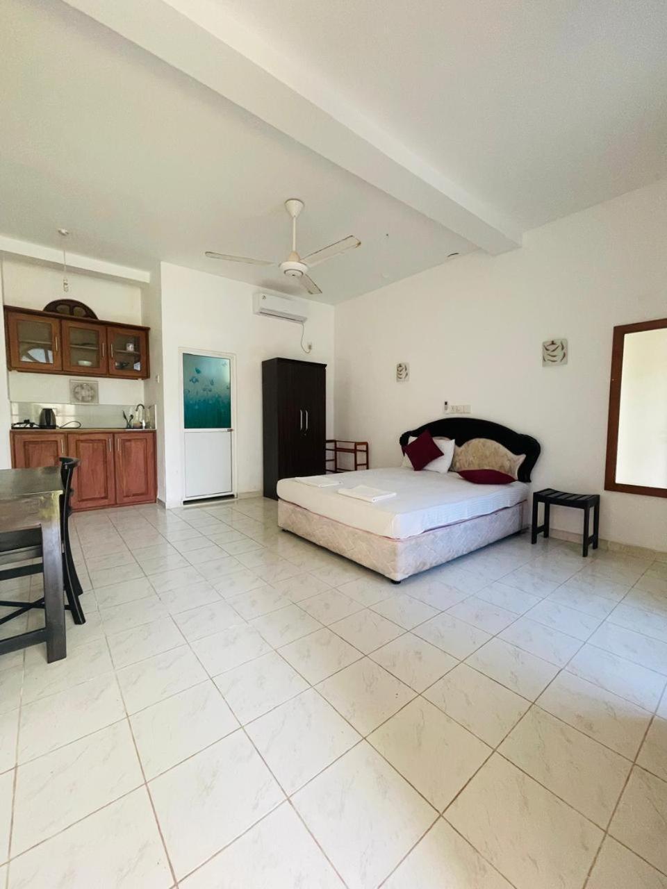 White Horse Hotell Hikkaduwa Eksteriør bilde
