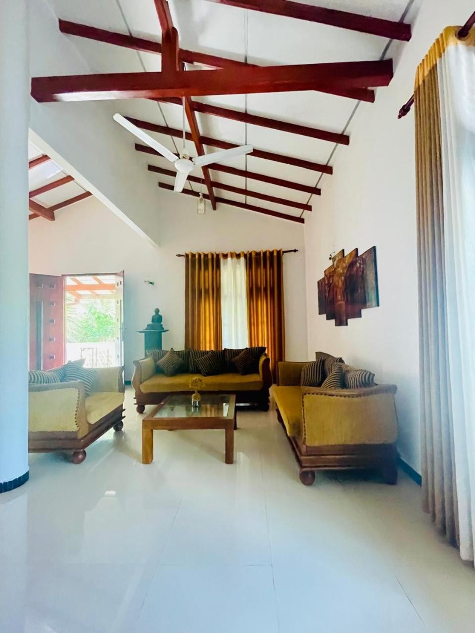 White Horse Hotell Hikkaduwa Eksteriør bilde