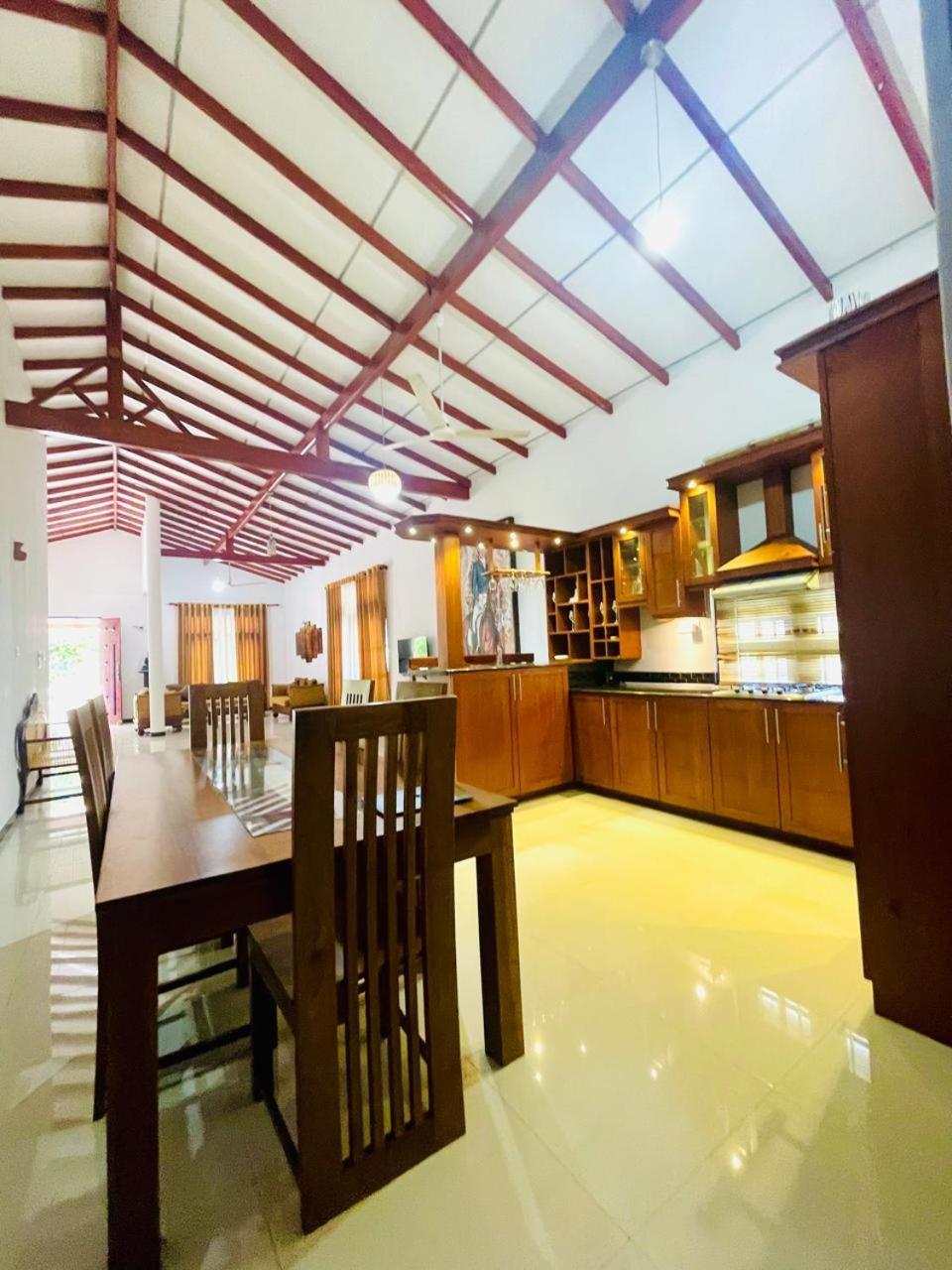White Horse Hotell Hikkaduwa Eksteriør bilde