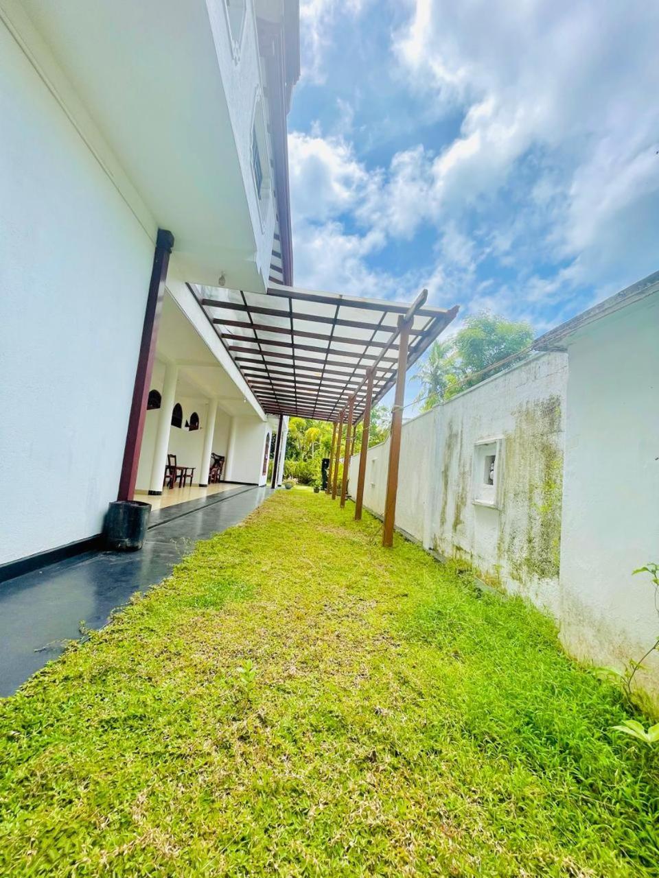 White Horse Hotell Hikkaduwa Eksteriør bilde