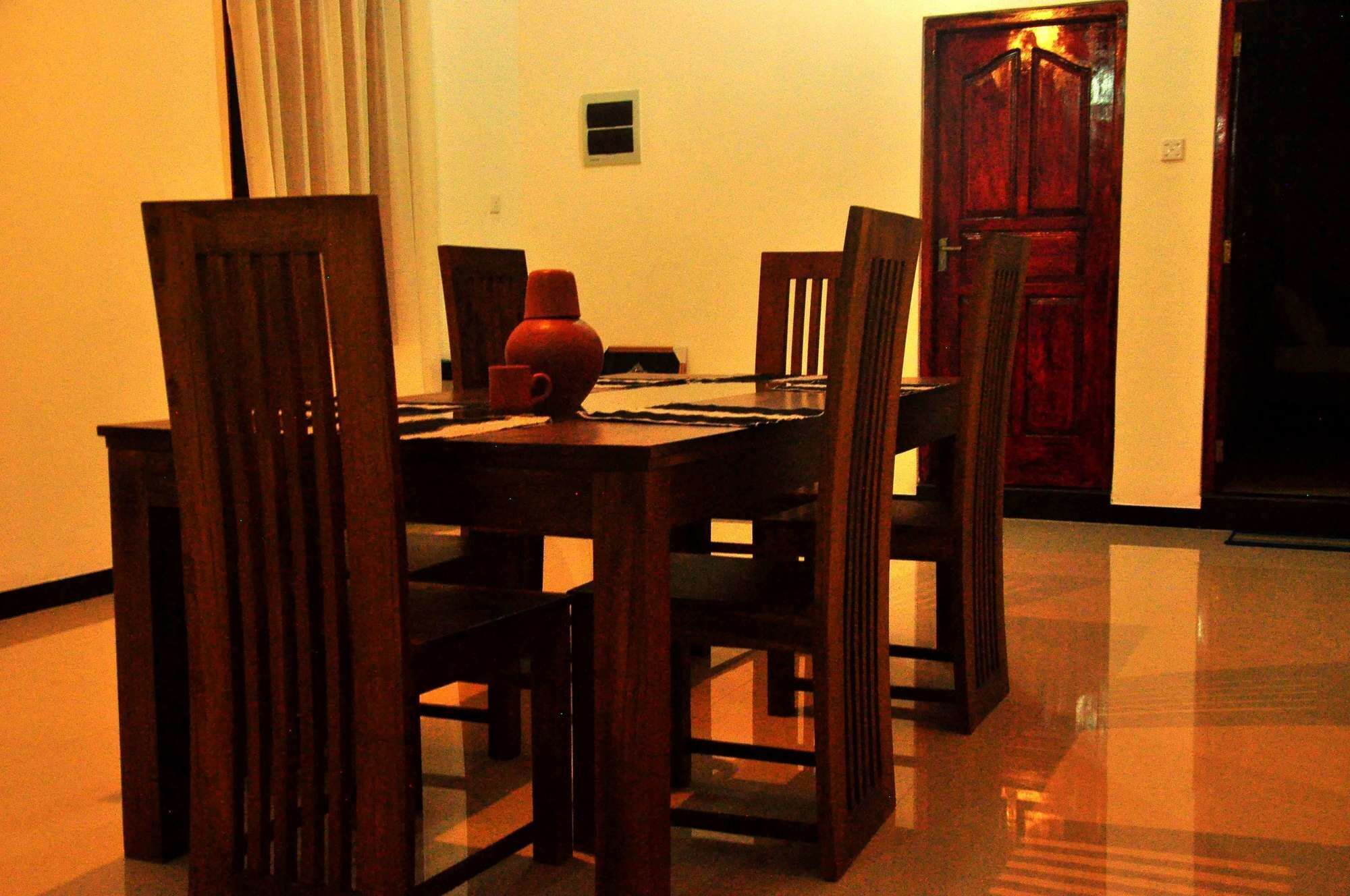 White Horse Hotell Hikkaduwa Eksteriør bilde